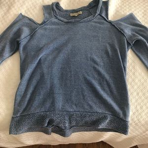 Sweatshirt with cut out shoulders